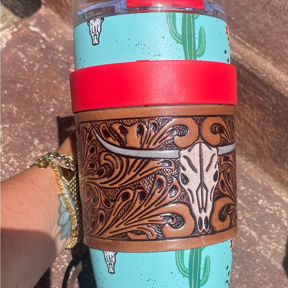 NWT Myra Western Travel Mug with Red Lid and Handle Hand Tooled Leather Wrap - Picture 3 of 5